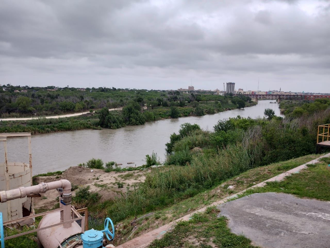 Contaminan el río Bravo 378 mil 541 litros de aguas negras; tubería rota los derrama