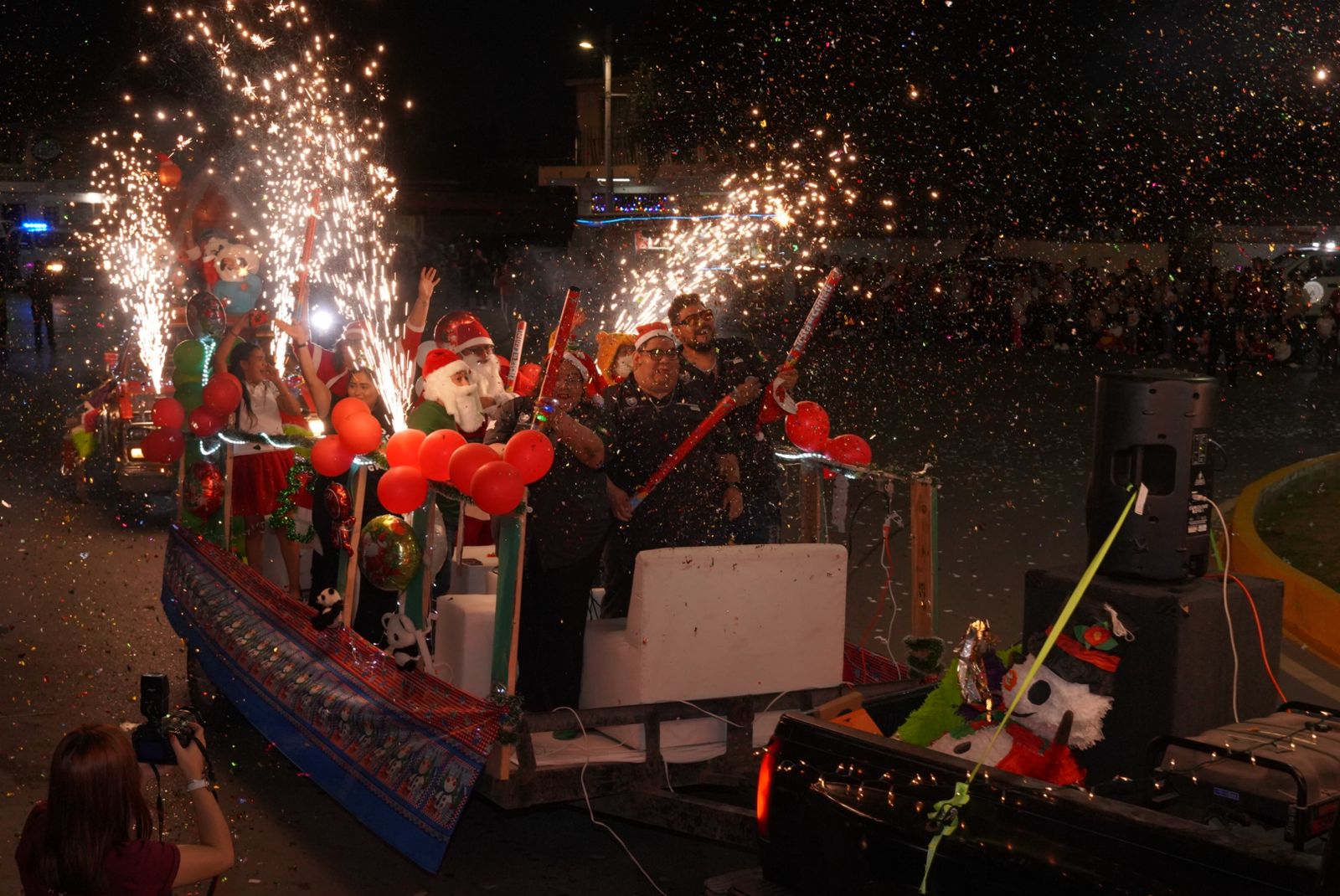 La magia de la Navidad ilumina las calles de Nuevo Laredo con el tradicional desfile navideño