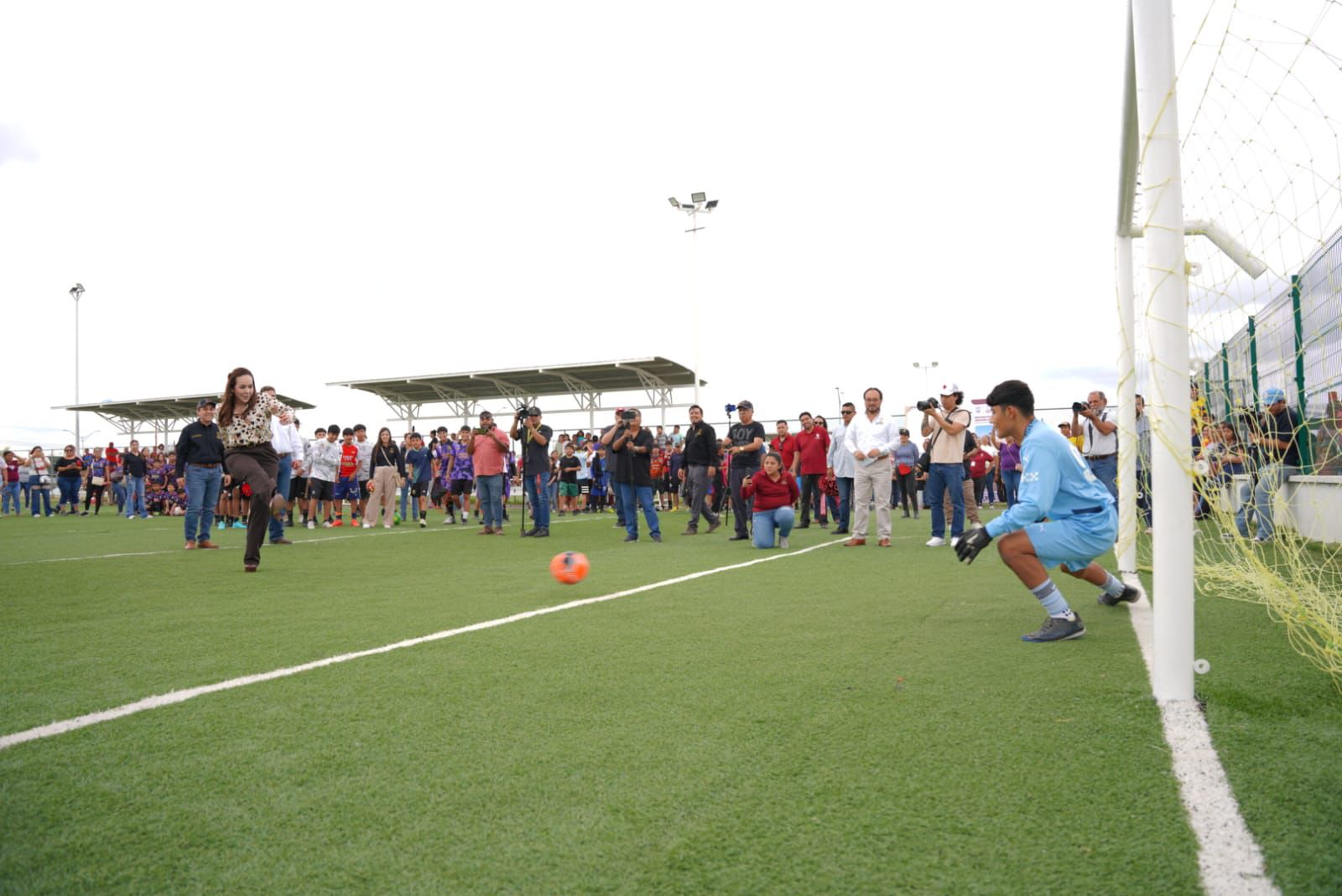 Gobierno municipal entrega renovada área deportiva en Villas de San MIguel