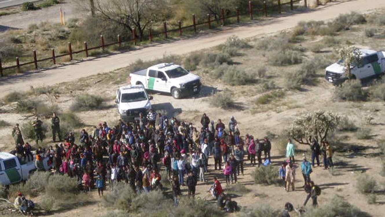 Amenaza Abott con cárcel a migrantes si cruzan a Texas de manera indocumentada