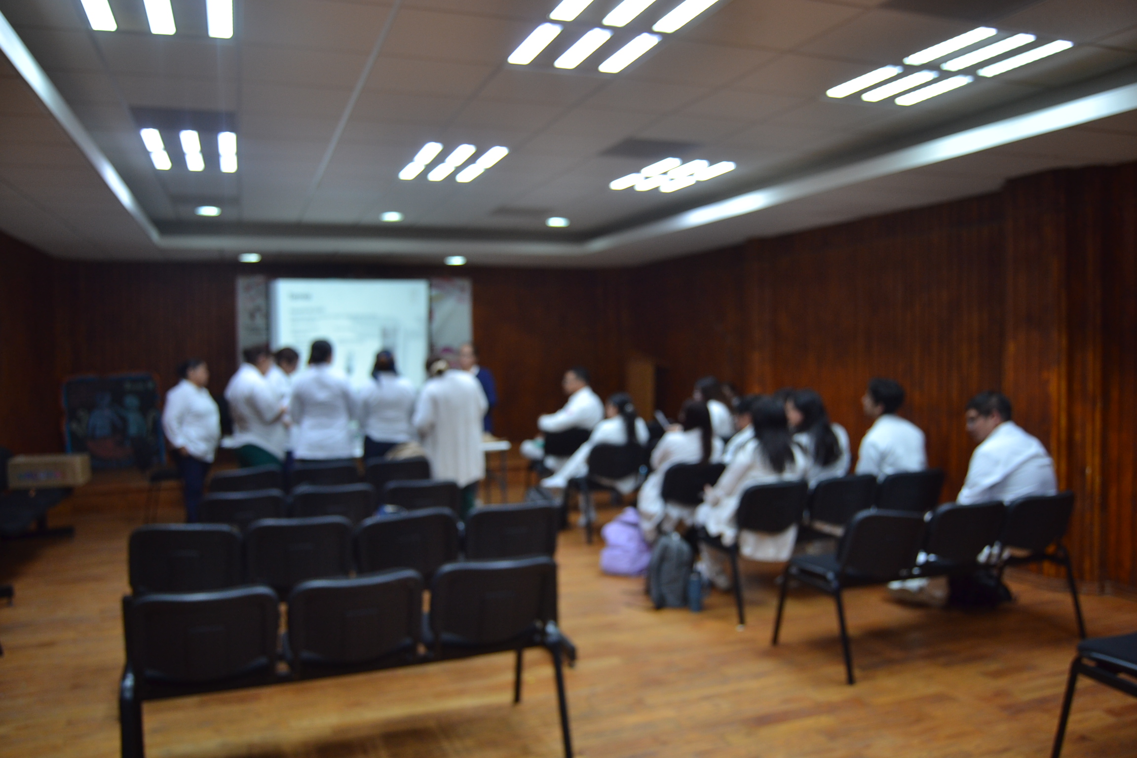 Ofrece la SS curso de inducción a 10 médicos y 6 dentistas