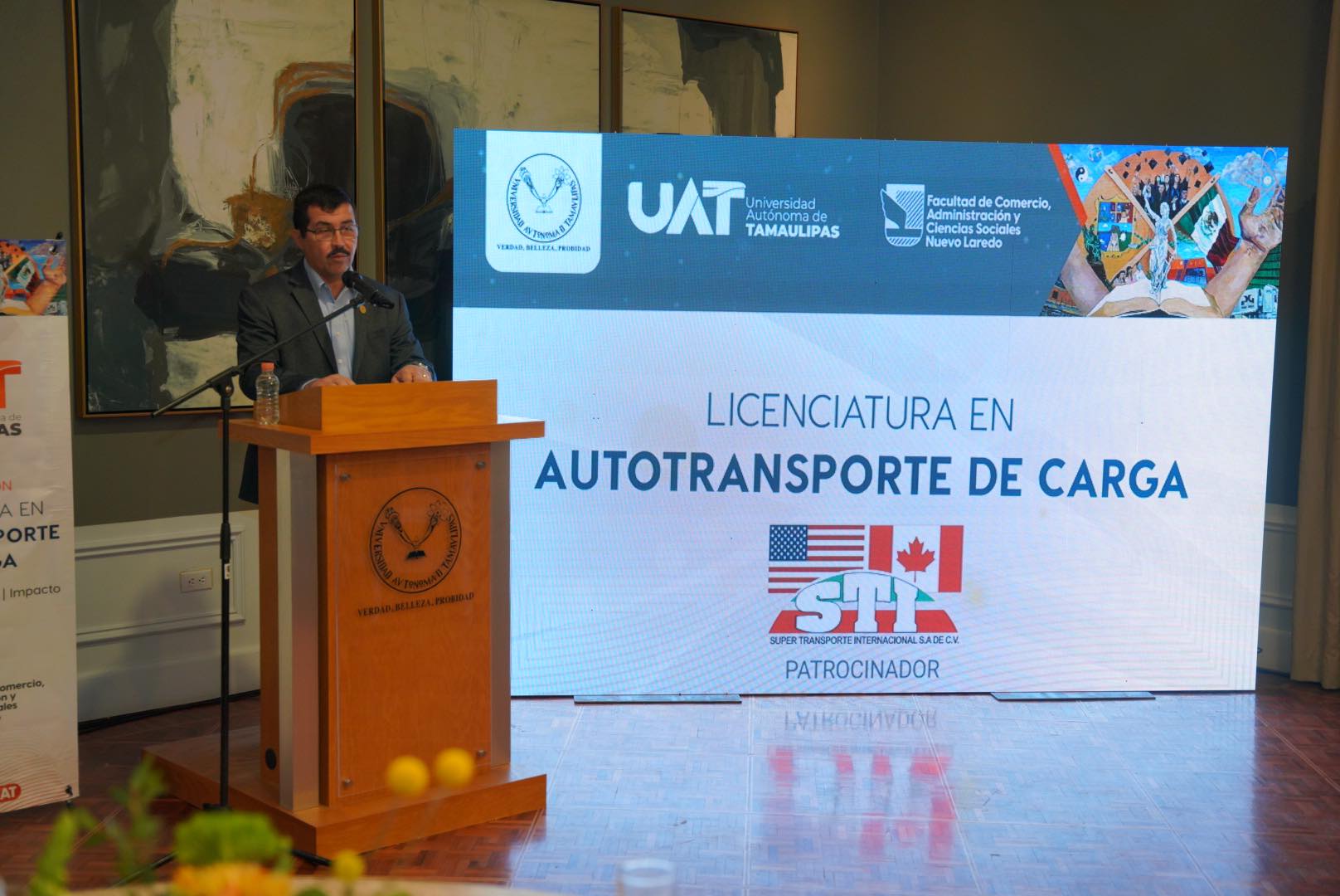 Con nueva carrera en autotransporte de carga, rector de la UAT confirma el liderazgo logístico y comercial de NLD