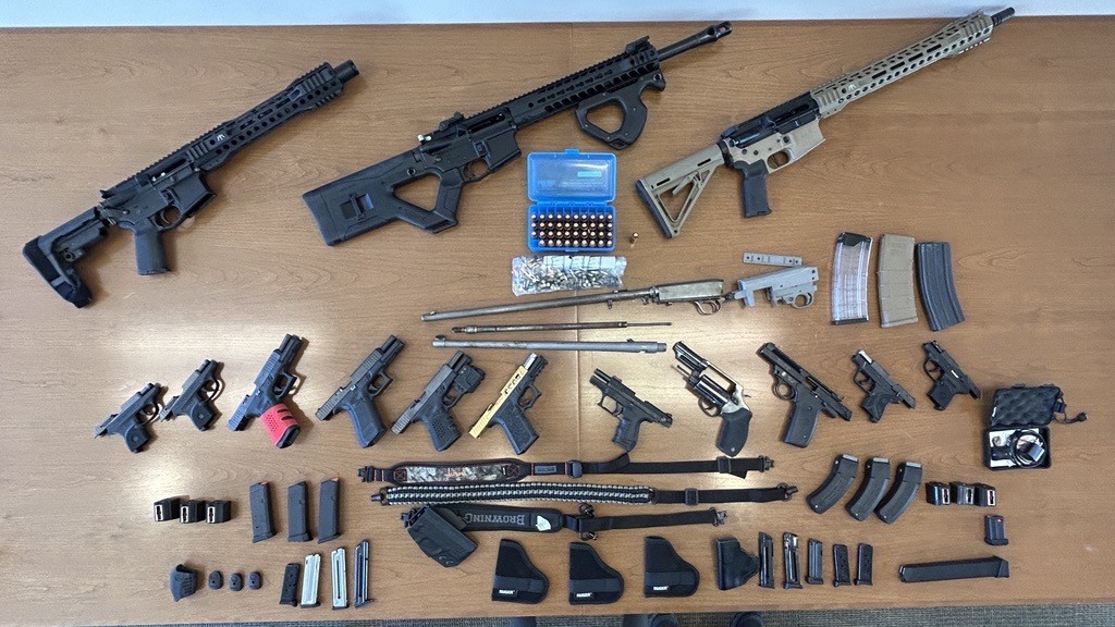 Aseguran oficiales de CBP en Del Río cuantioso cargamento de armas y municiones