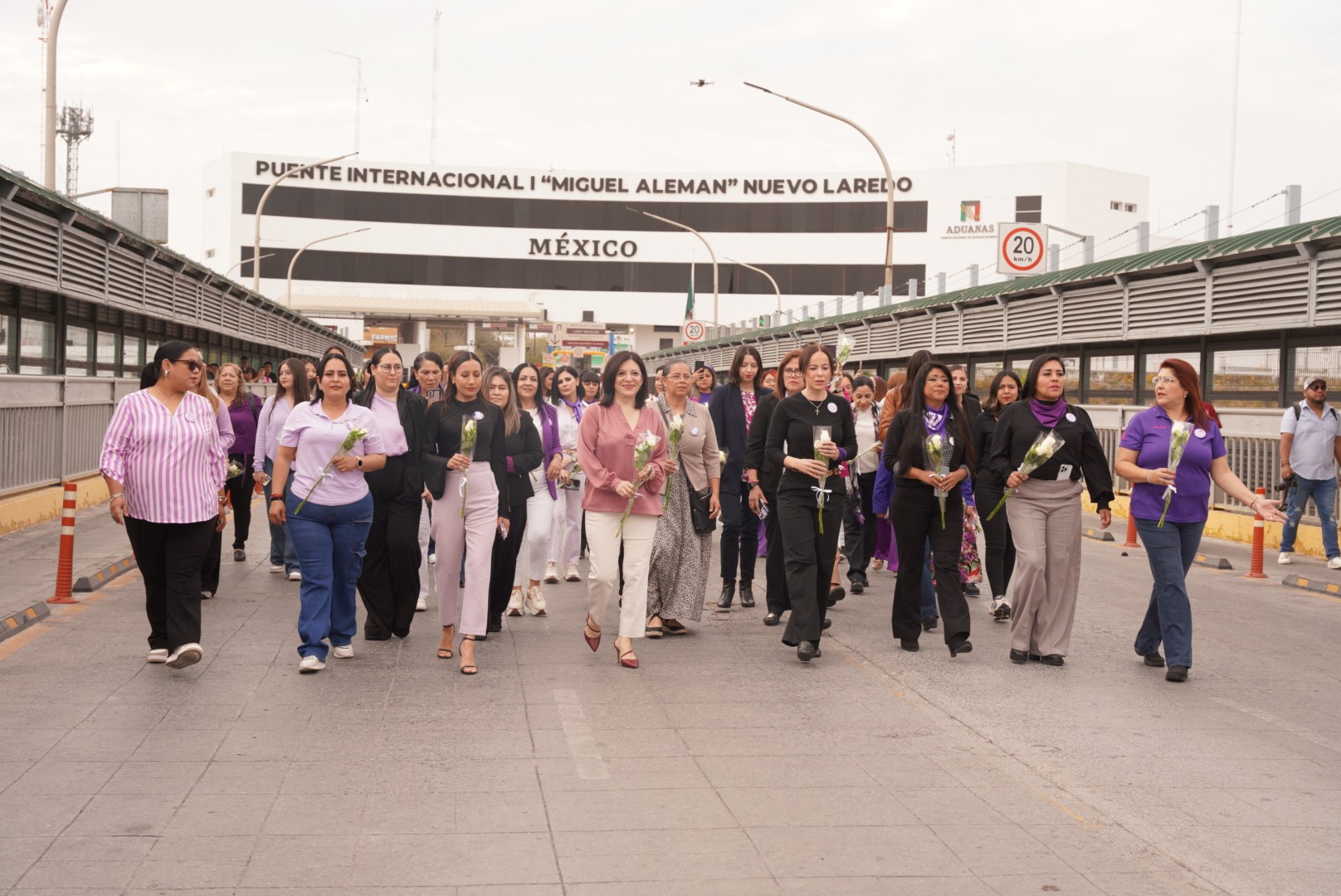 Mujeres binacionales marchan en el marco del Día Internacional de la Mujer