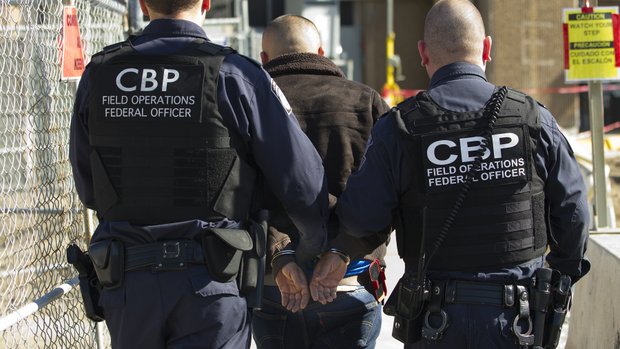 Arrestan a estadounidense por delitos graves