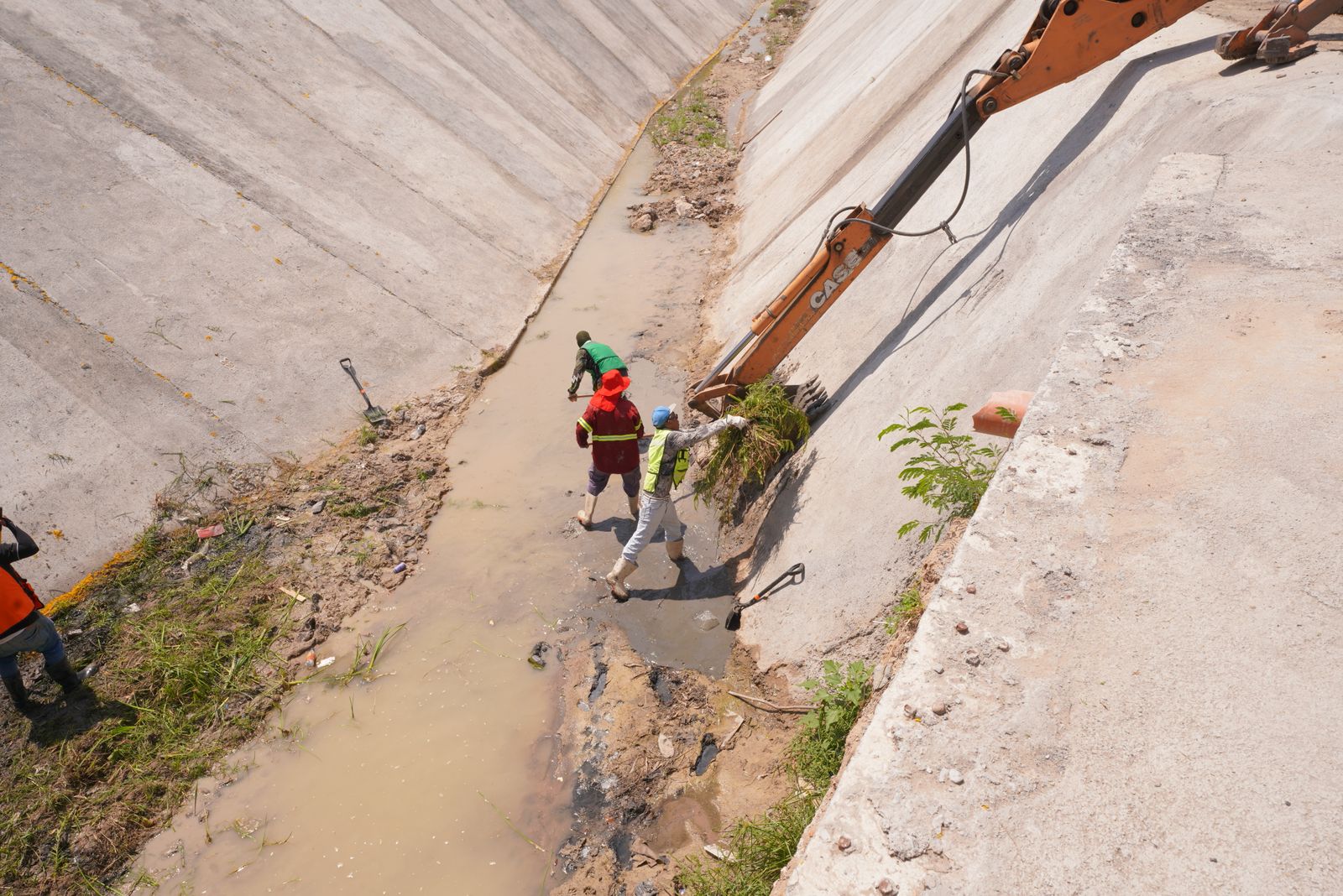 Supervisan trabajos de limpieza de arroyos ante el eventual arribo de ciclones