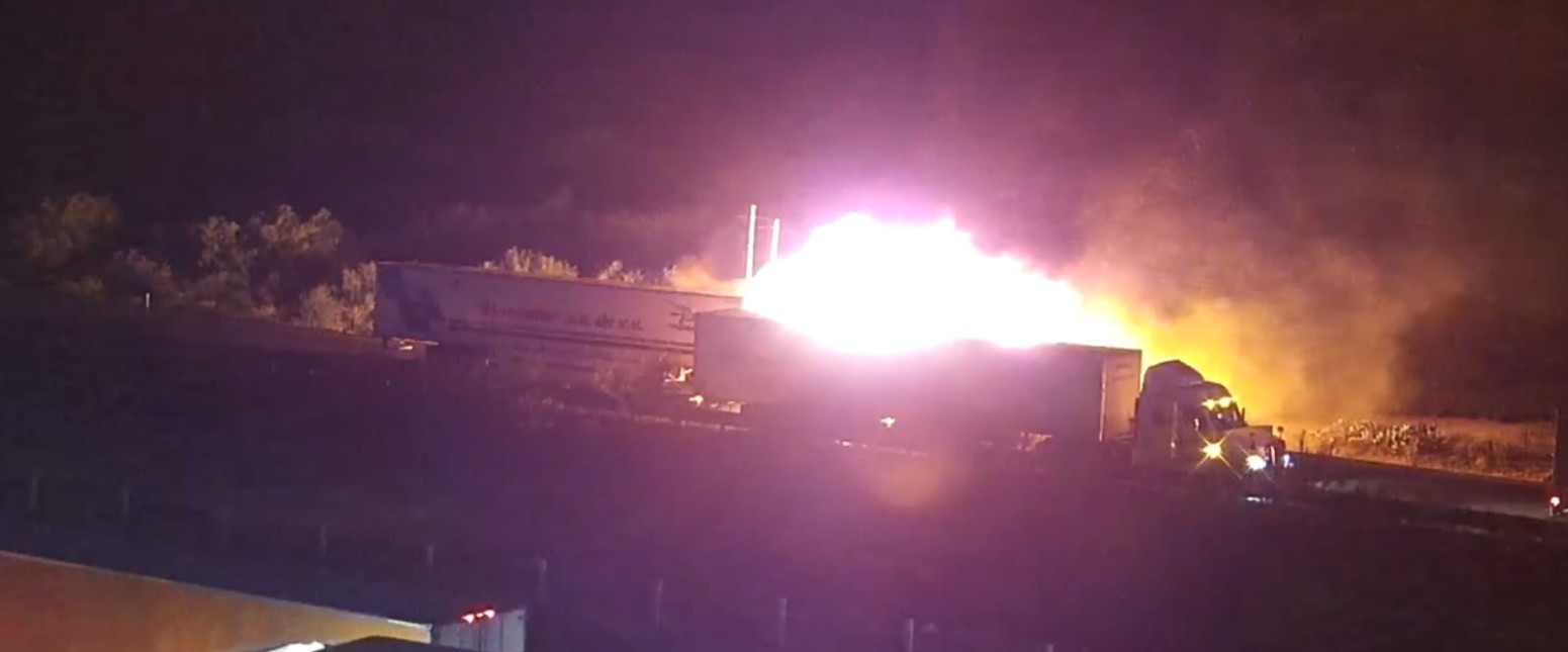 Se incendia tráiler en la Monterrey-Laredo