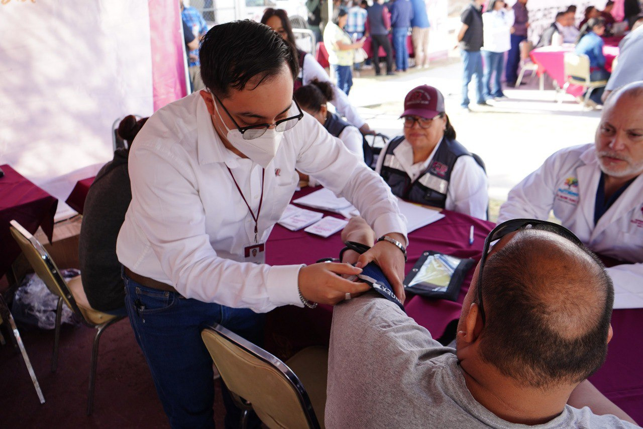 Hombres se interesan en primera campaña de vasectomía gratuita organizada por el DIF