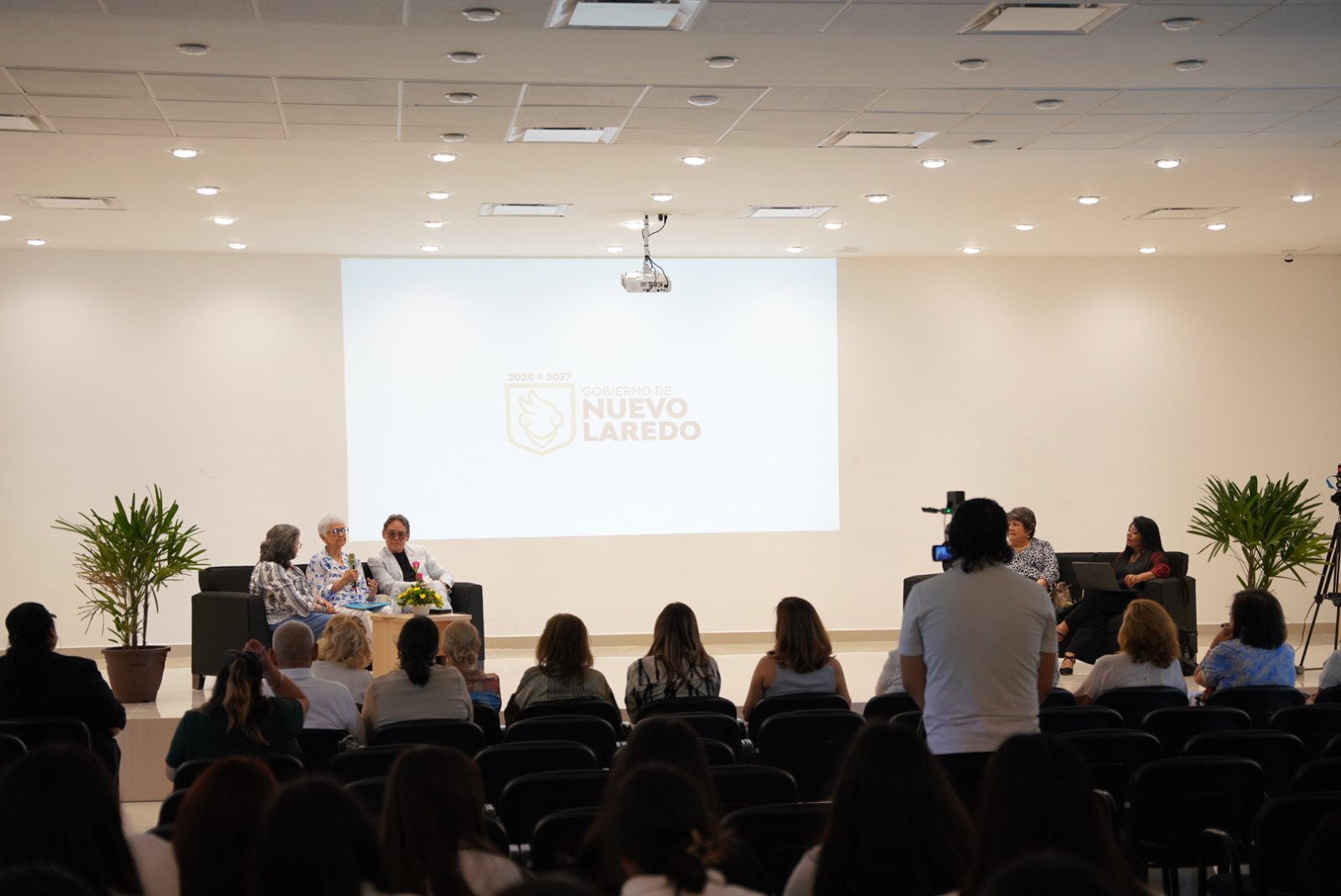 Rinden homenaje a Elena Poniatowska en la Infoteca por sus 93 años de edad