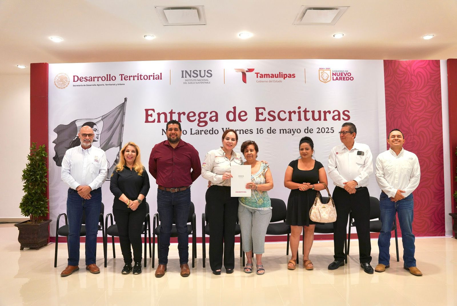 Cien familias reciben sus escrituras