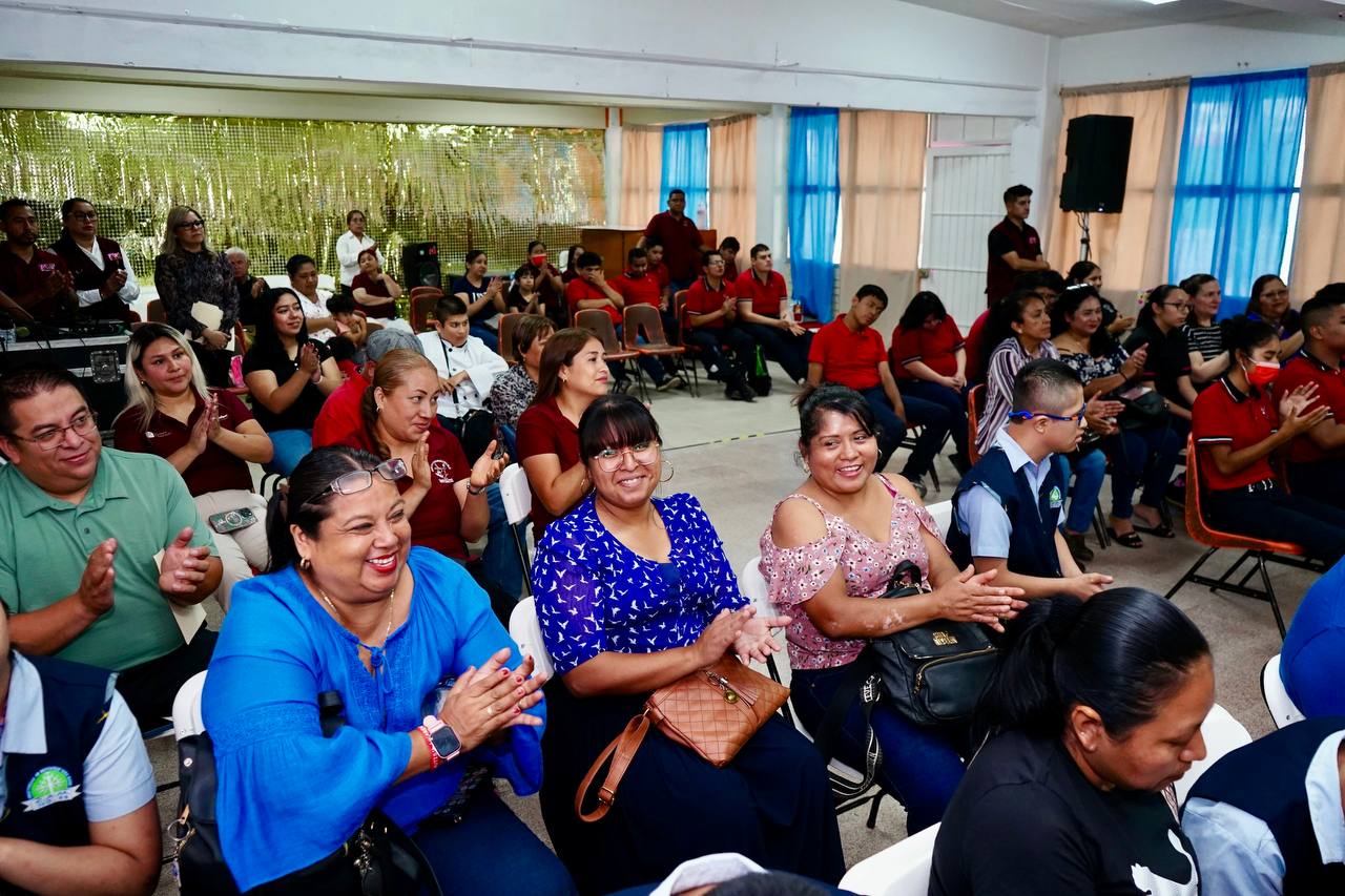 Centros de Atención Múltiple reciben apoyos del DIF