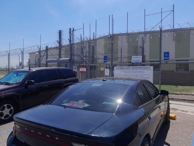 Comida echada a perder y hasta cruda, consumen los internos de un centro de detención federal
