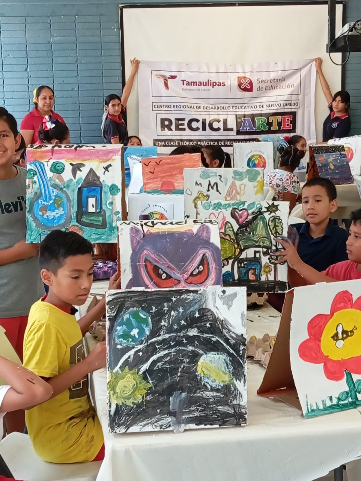 Niños crean arte a partir del reciclaje de cartón
