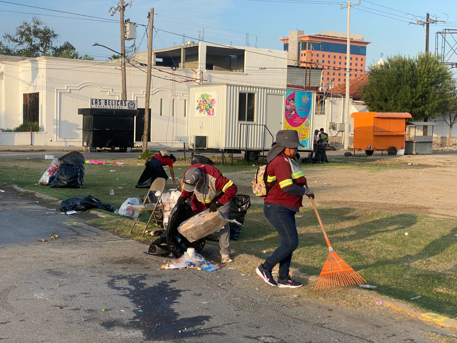 Cuadrillas retiran basura luego de los festejos del aniversario de la ciudad