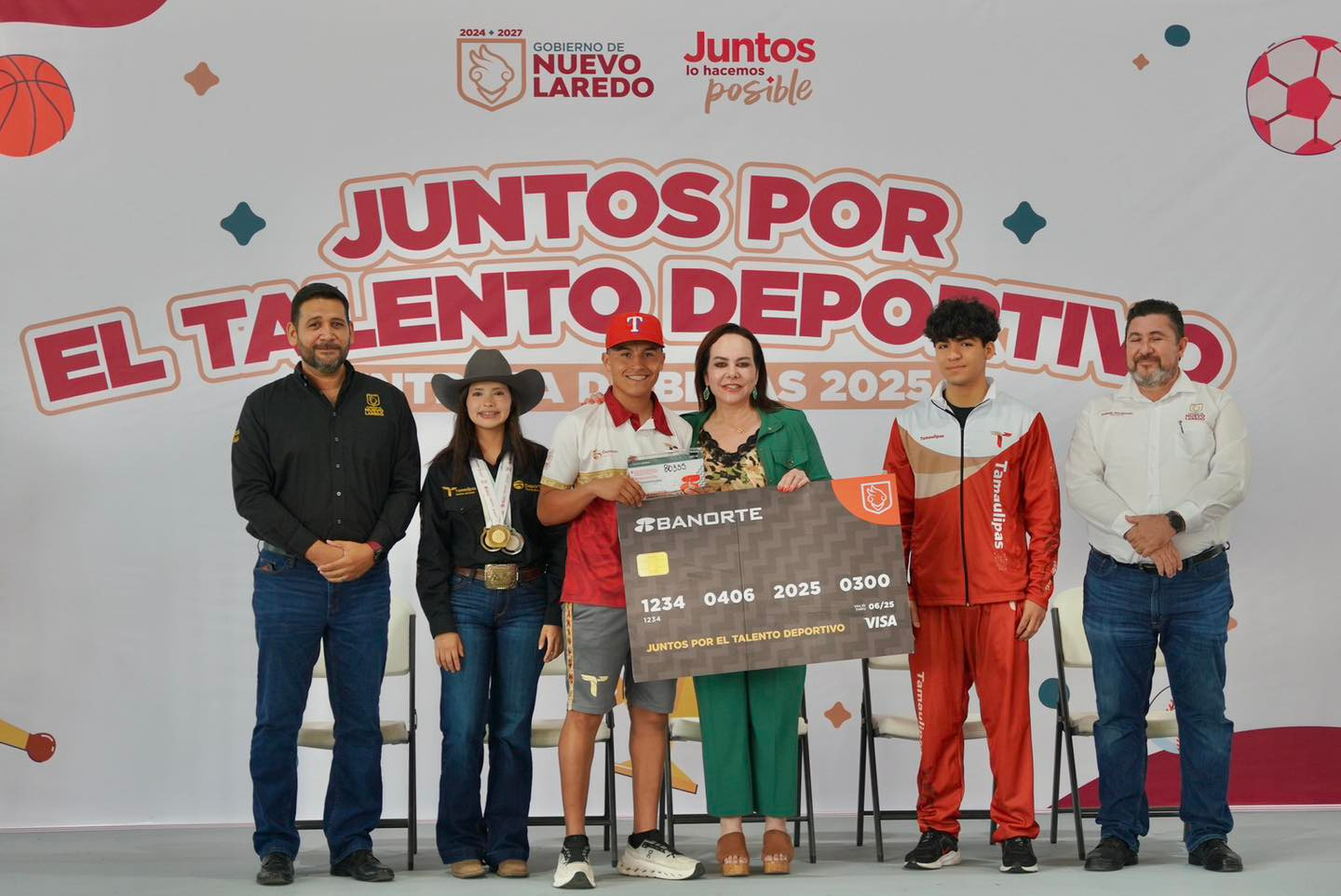 Entregan beca deportiva a 300 atletas locales