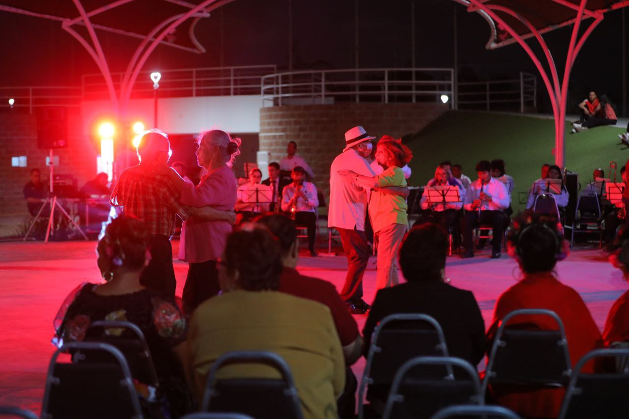 Inician festejos del 177 Aniversario de la ciudad con baile en plaza Hidalgo
