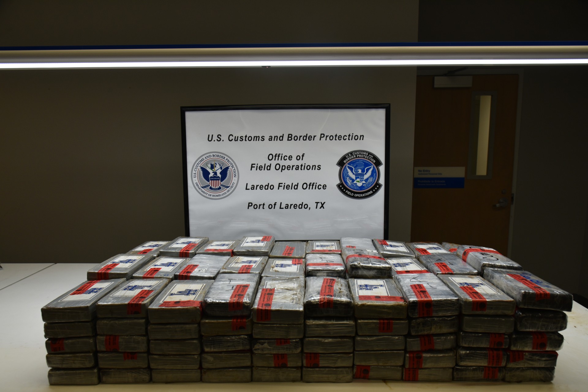 CBP da fuerte golpe al tráfico de drogas; decomisa 4.8 mdd en puente Colombia