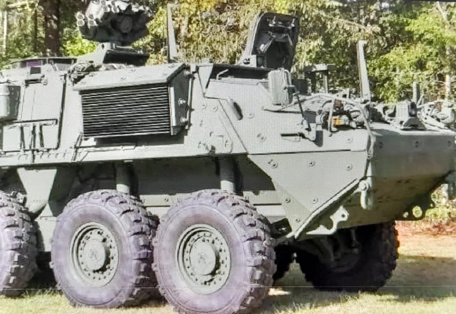 Arriban a Laredo, Texas, tanquetas militares blindadas y artilladas con 100 militares