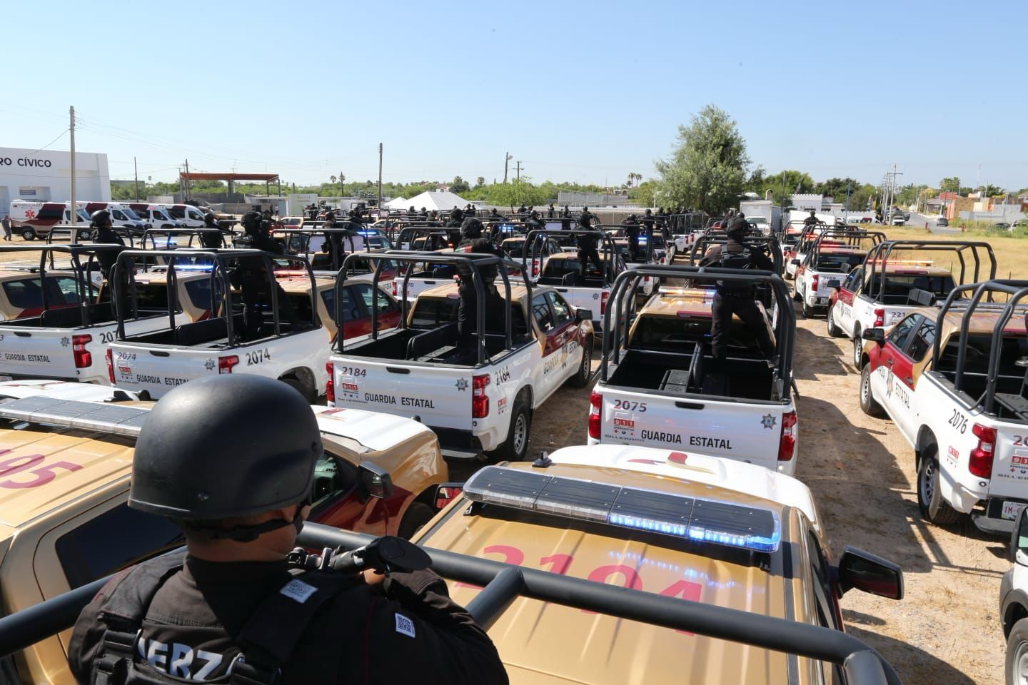 Entrega gobernador a N. Laredo 18 unidades operativas para fortalecer la seguridad