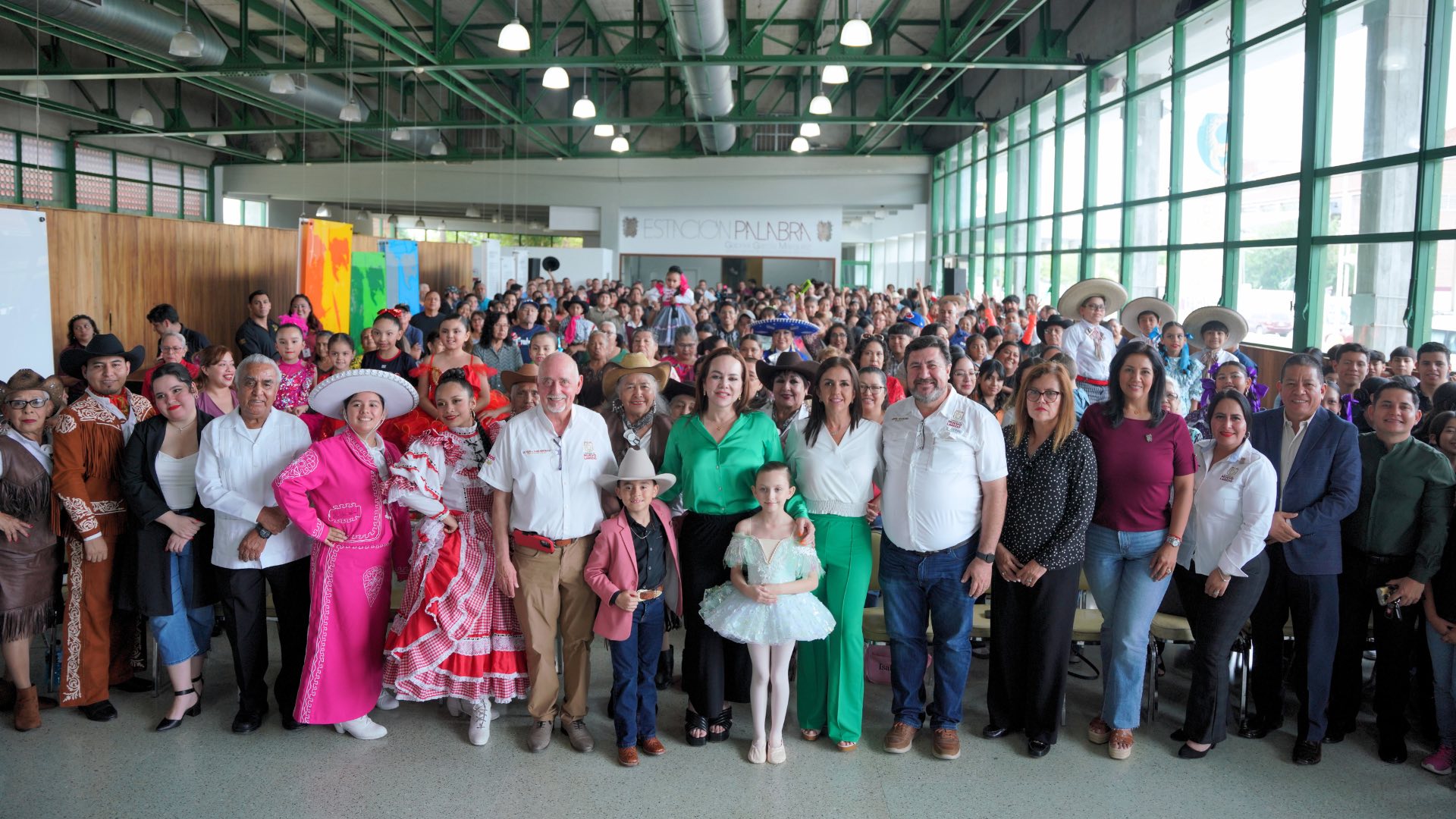 Entregan más de 300 becas culturales a artistas culturales