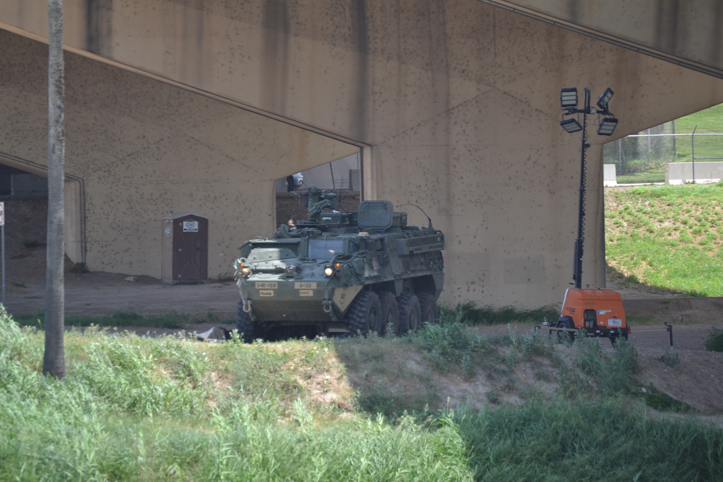 Tanquetas militares en Laredo inhiben cruce de indocumentados