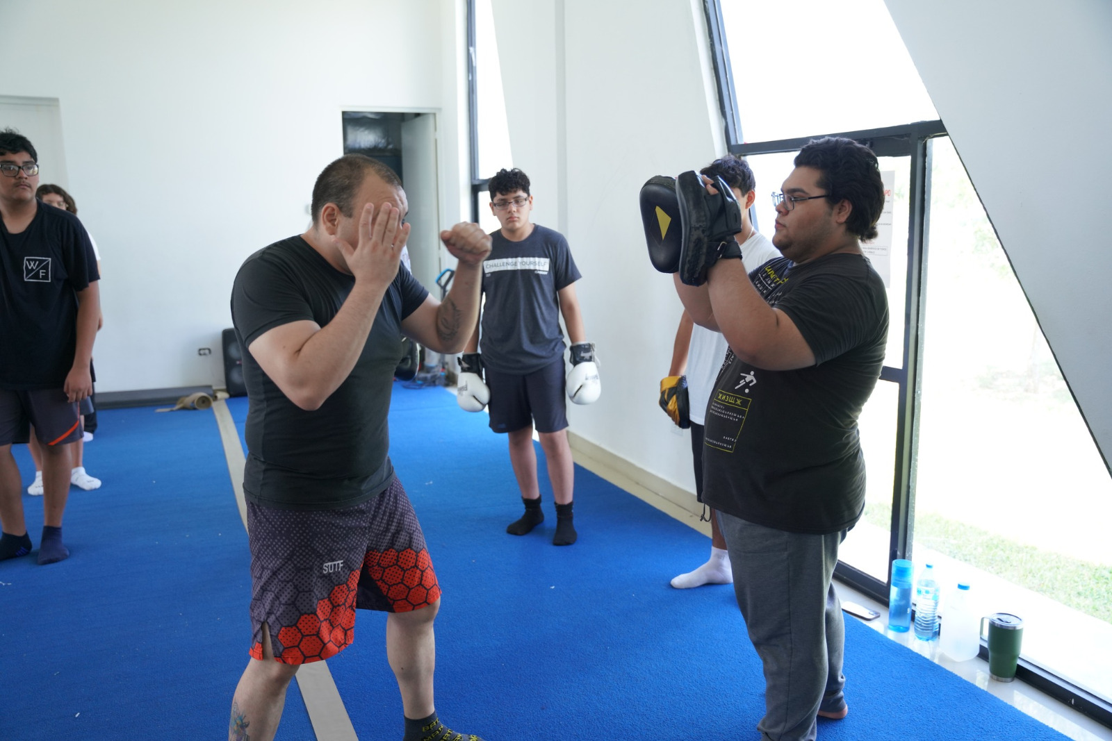 Promueven deporte y habilidades con clases gratuitas de box y artes marciales