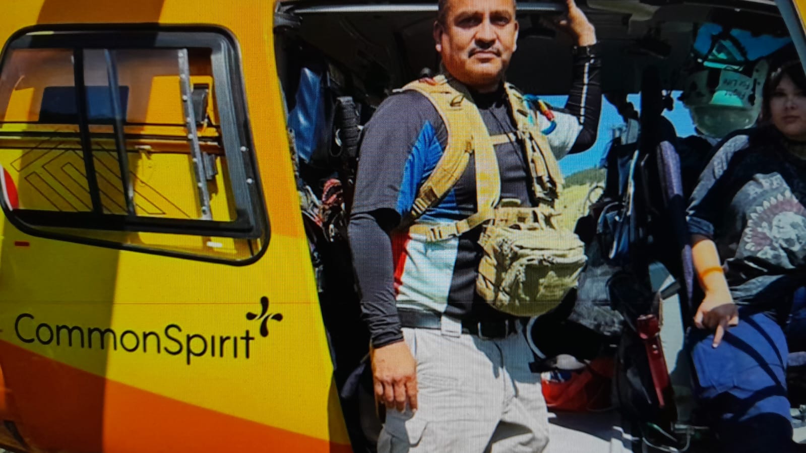 Voluntario latino ayuda en la búsqueda de personas por inundaciones en Texas