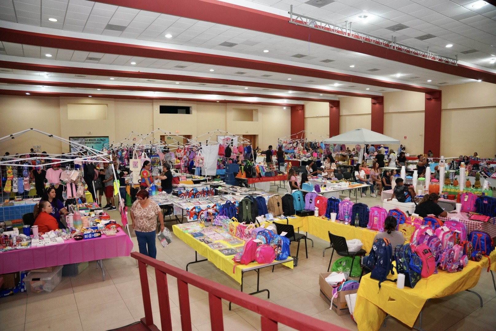 Bazar de útiles escolares surte a familias a precios accesibles