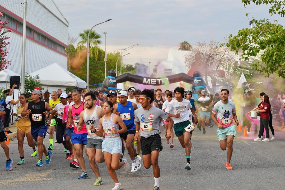 Corredores tiñen de color carrera Joven 2025