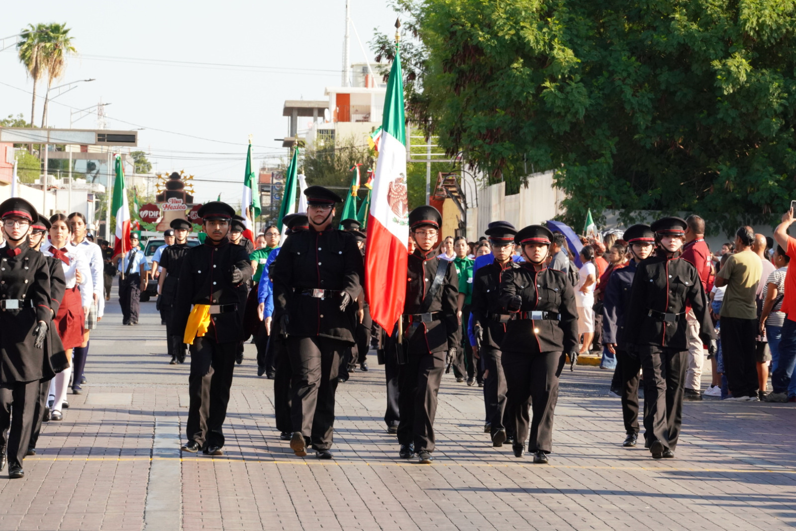 Celebran con desfile el 215 aniversario de la Independencia de México