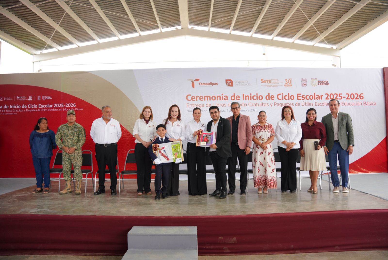 Inauguran ciclo escolar 2025/2026 con entrega de libros y material didático