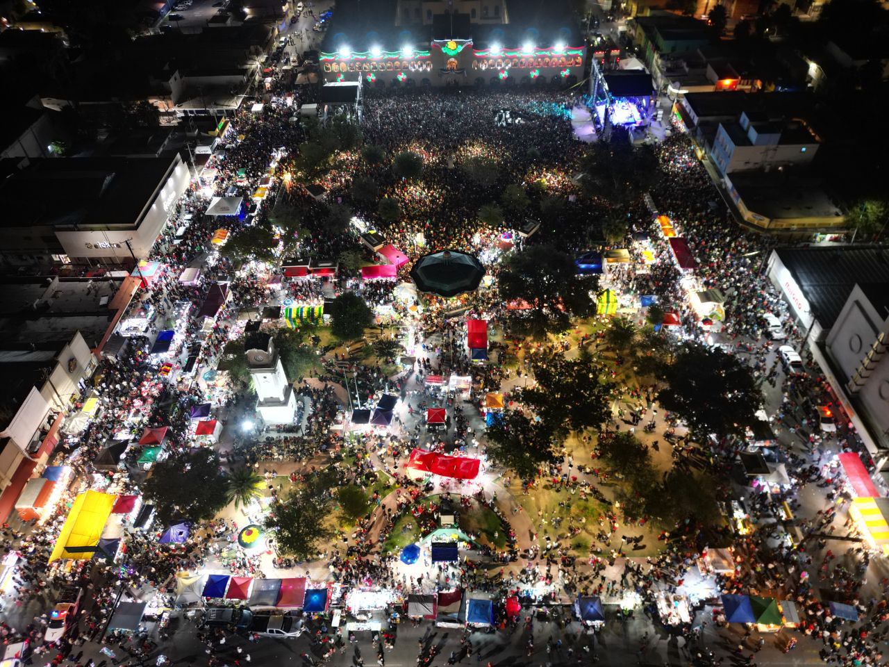 Encabeza Carmen Lilia el Grito de Independencia ante neolaredenses