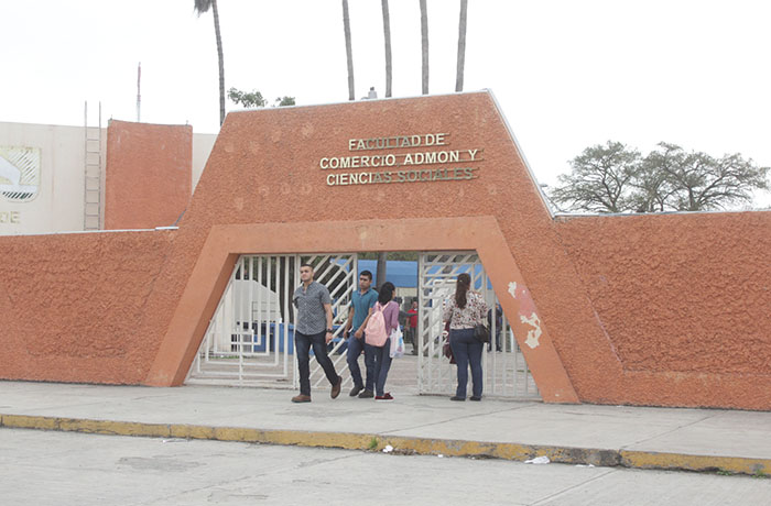 Más de mil 250 estudiantes de la Facultad de Comercio son becados