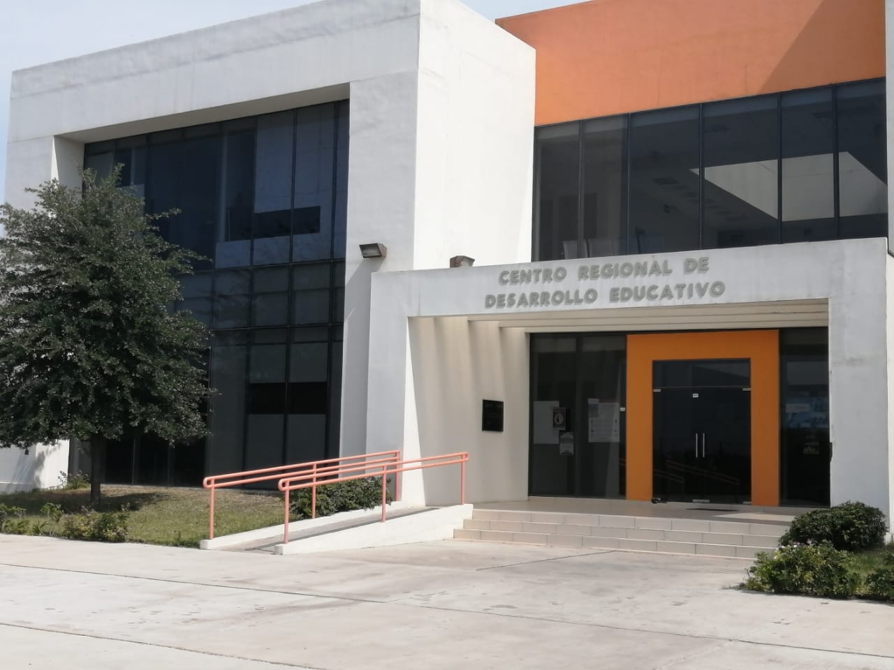 Presentan en el CREDE exposición pictórica del programa ‘Reciclarte’