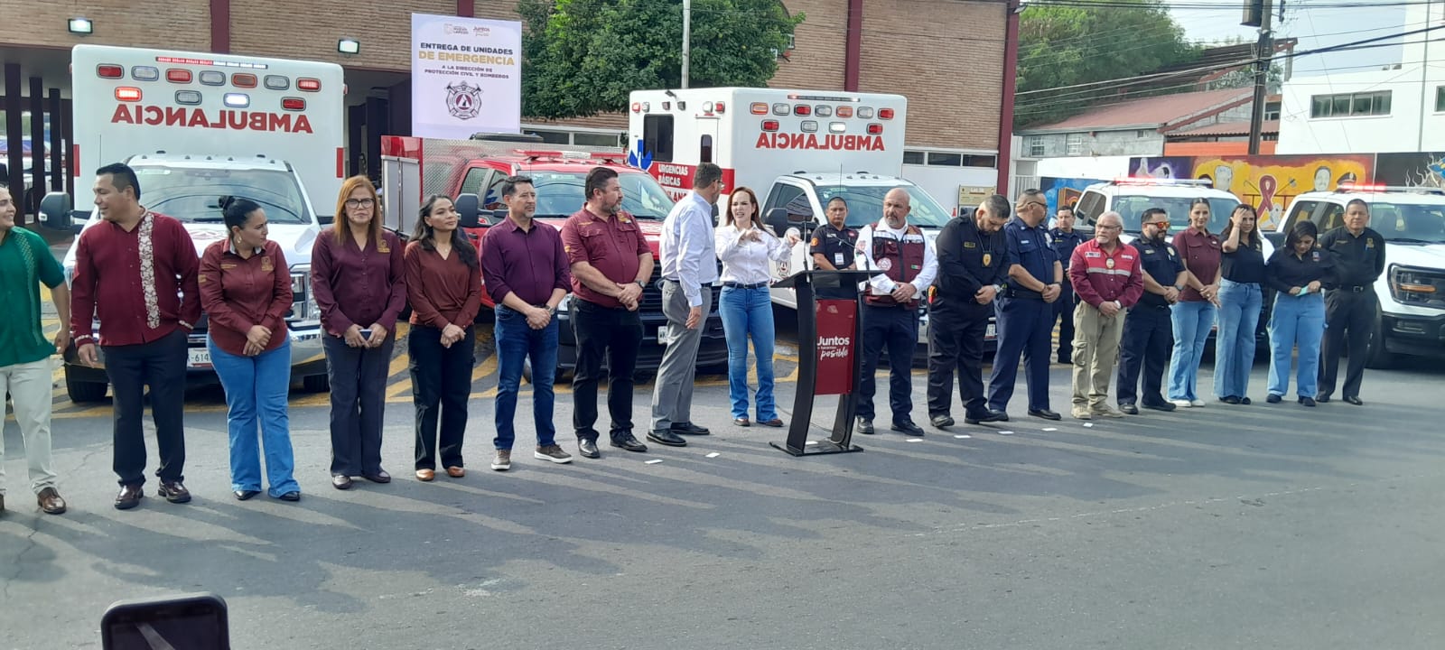 Reciben bomberos y PC vehículos, ambulancias y equipo táctico