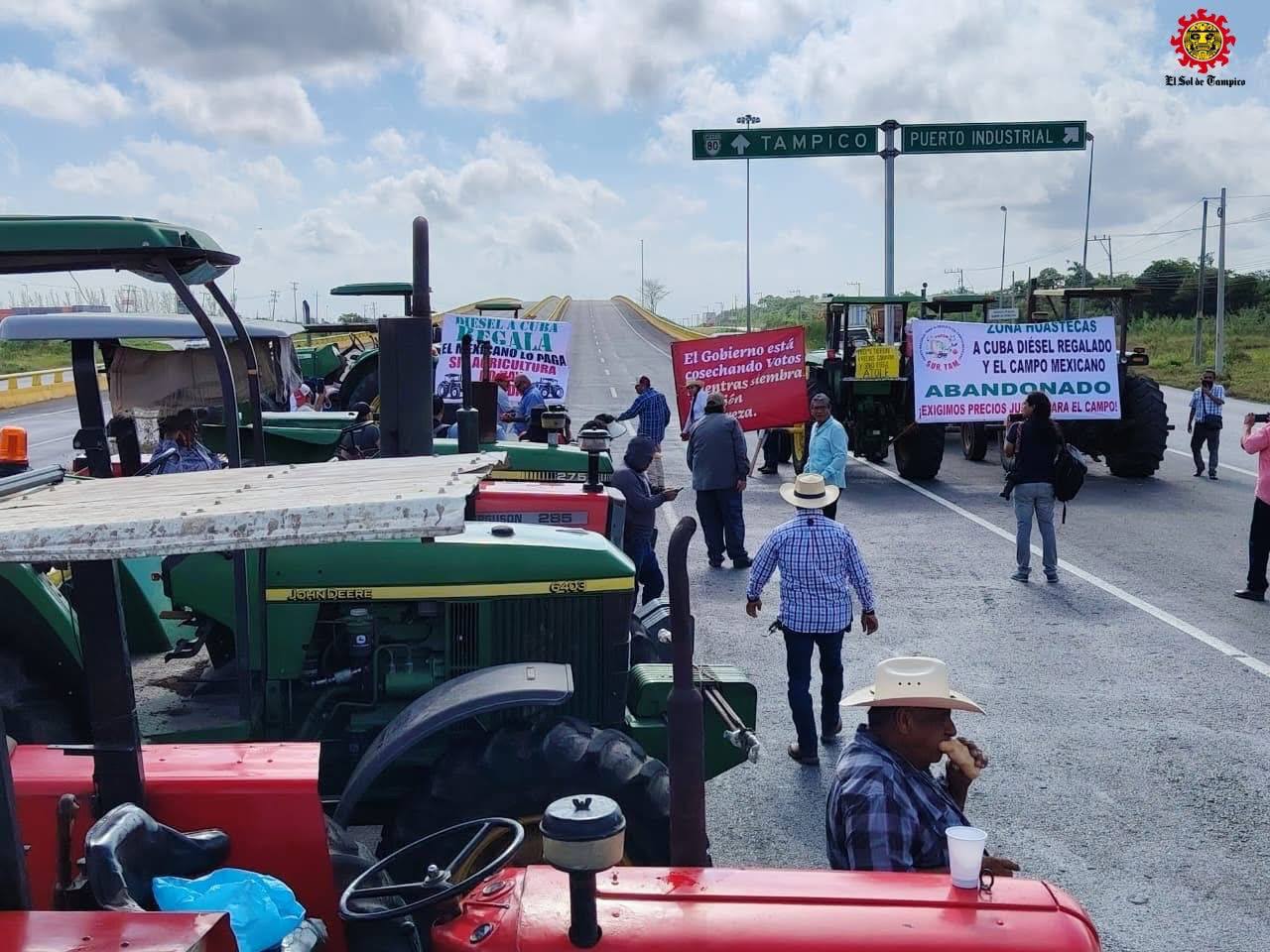 Inicia el mega bloqueo en carreteras de México; campesinos y transportistas protestan