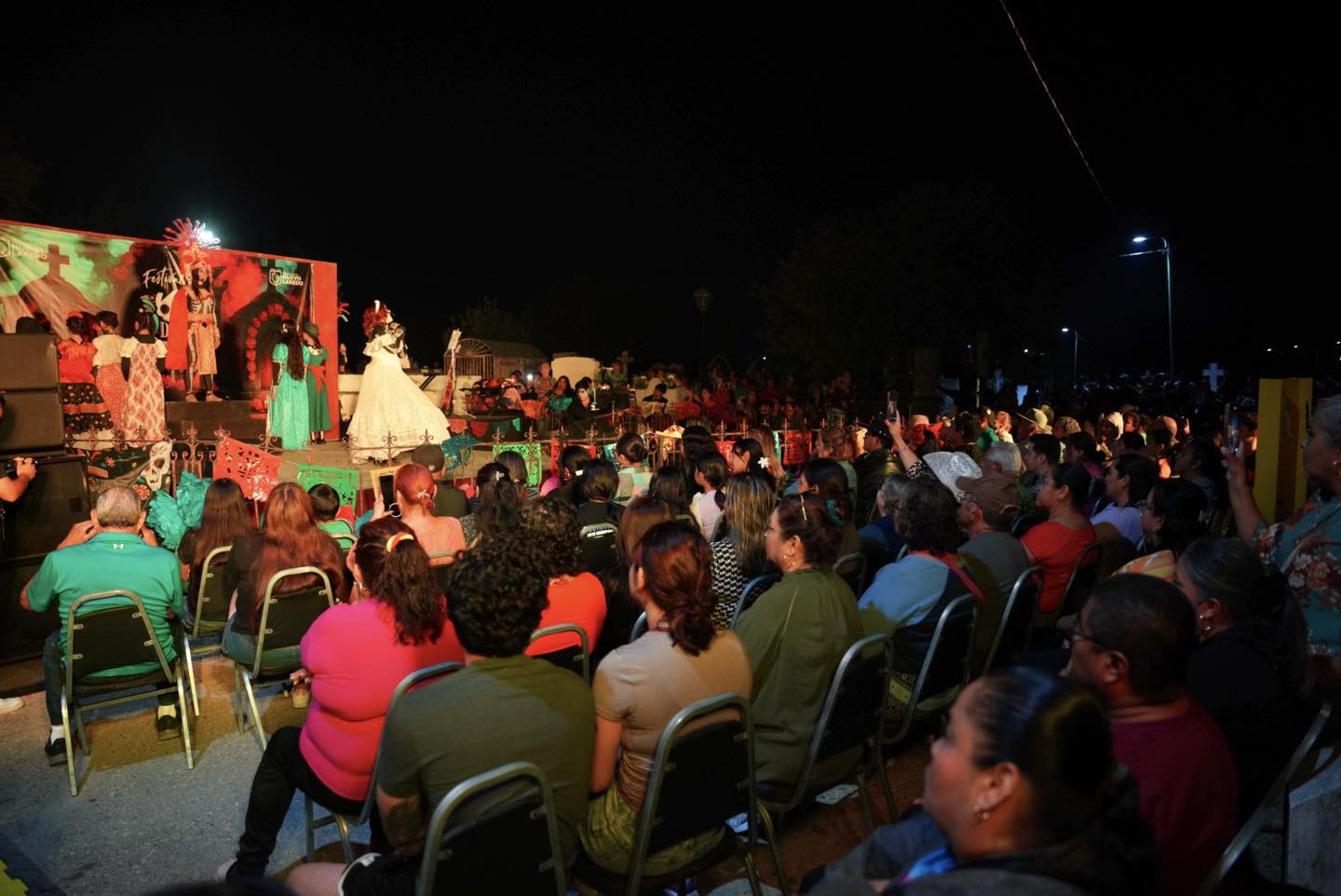 Cobran vida los panteones municipales con música, color y tradición