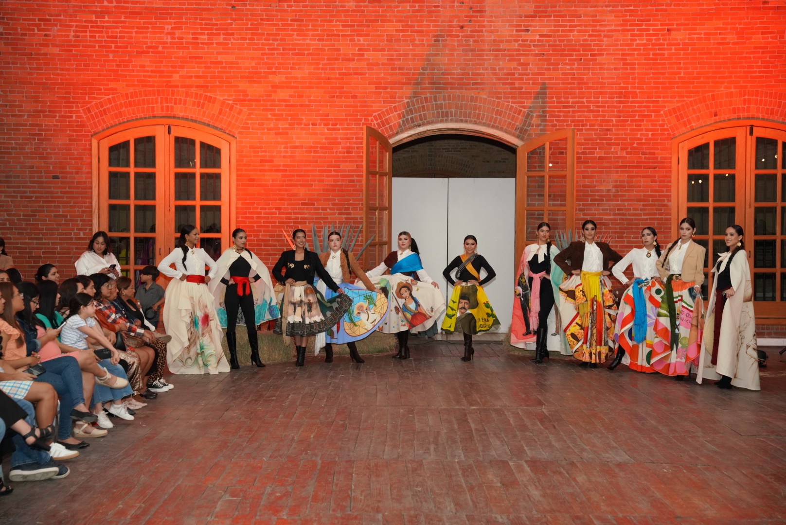 Voces de 1910, espectáculo de arte, moda y tradición se presenta con pasarela temática