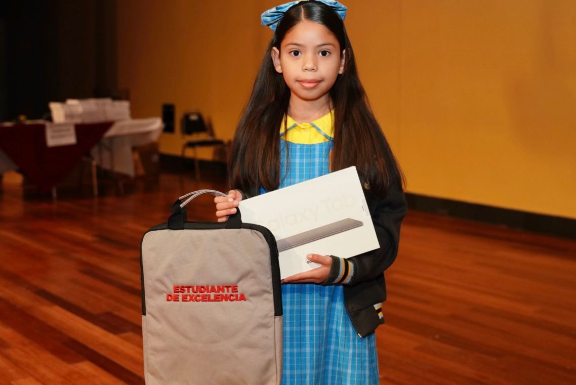 Entregan tabletas electrónicas a estudiantes de primaria y secundaria