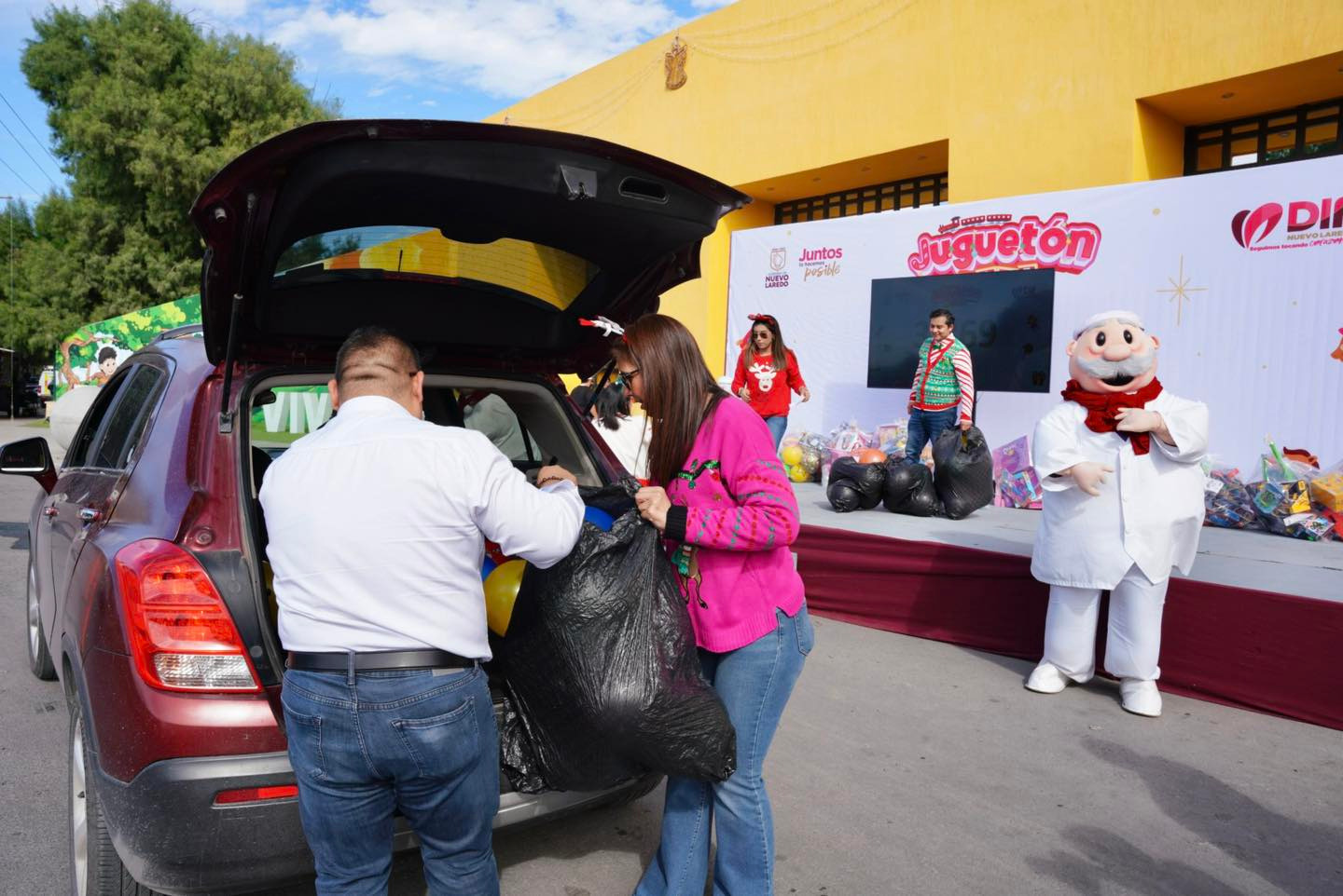 Responden ciudadanos en colecta ‘Drive Thru’ para el Juguetón 2025