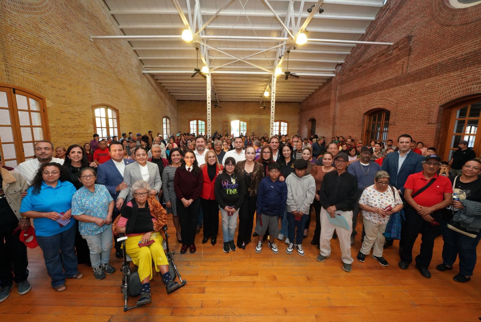 Gobierno entrega 260 pares de lentes como apoyo a la salud visual