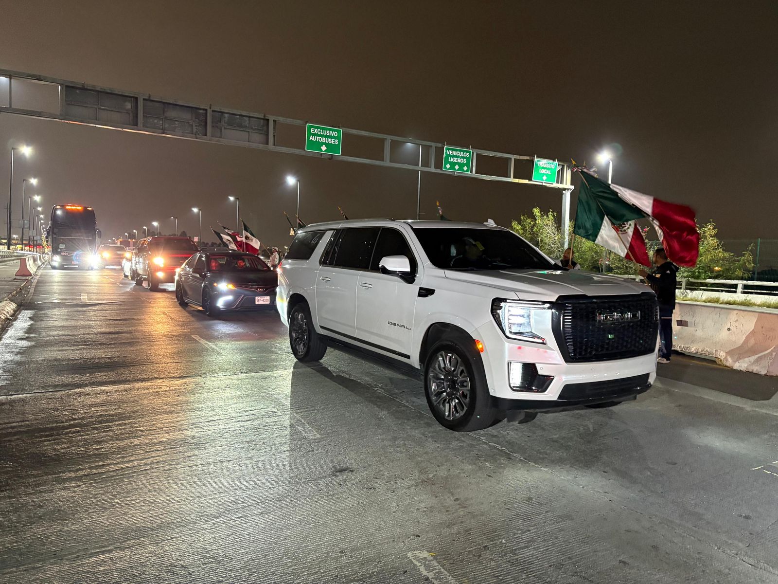 Cruzan más de 5 mil paisanos en caravana rumbo a Querétaro