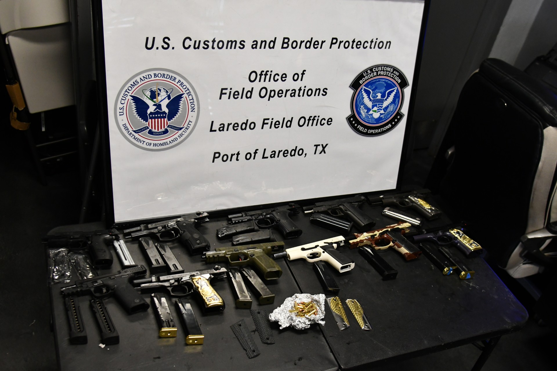 Agentes de CBP decomisan contrabando de armas de fuego y cartuchos
