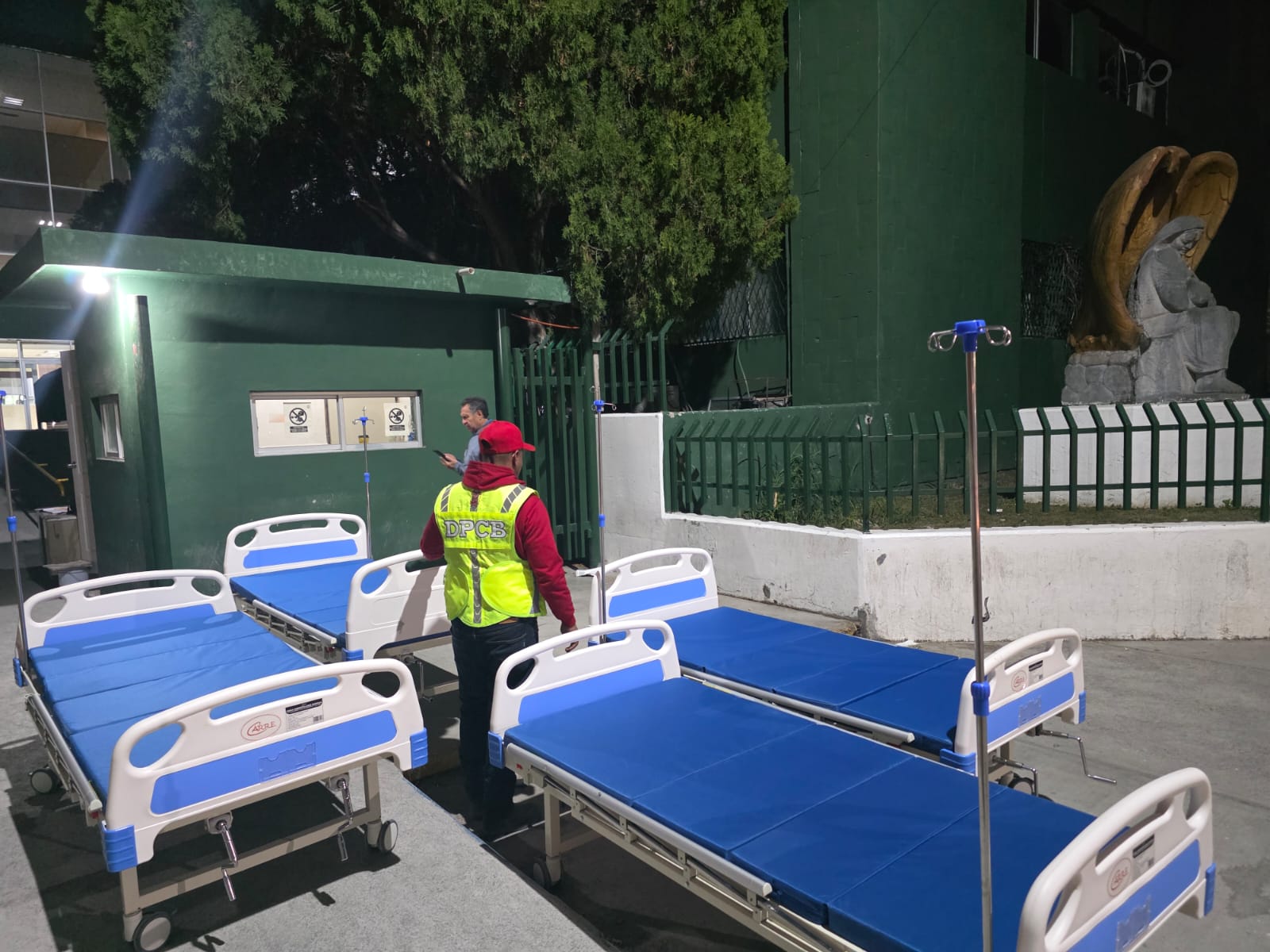 Apoya alcaldesa al Imss con camas y sillas de ruedas