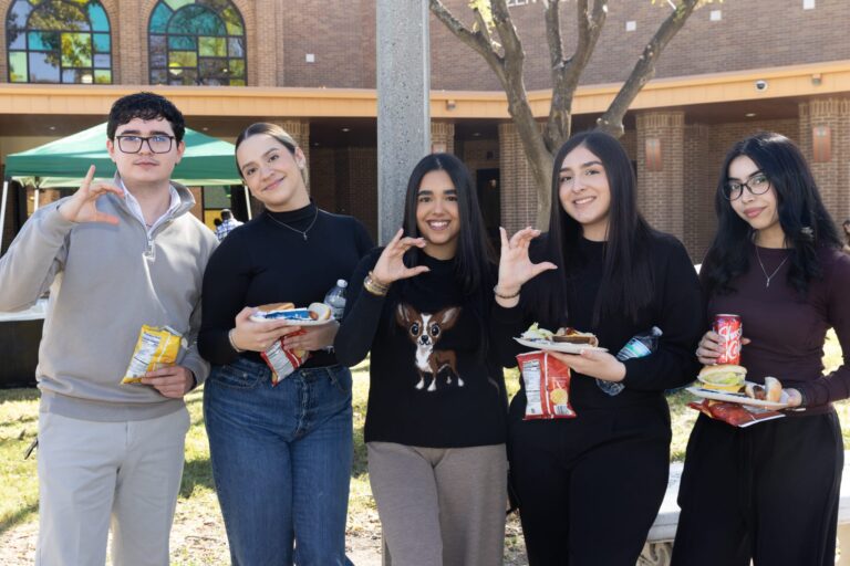 Estudiantes de LC celebran su primera semana de clases en ambos campus