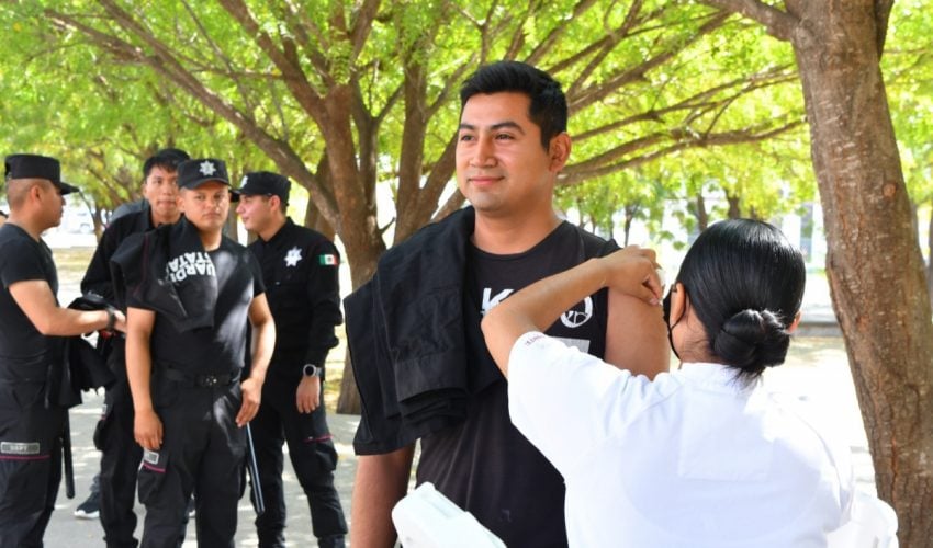 Realizan SSPT e ISSSTE campaña de vacunación contra el sarampión