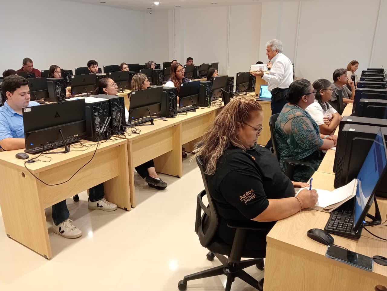 Imparten talleres de inteligencia artificial en la Infoteca