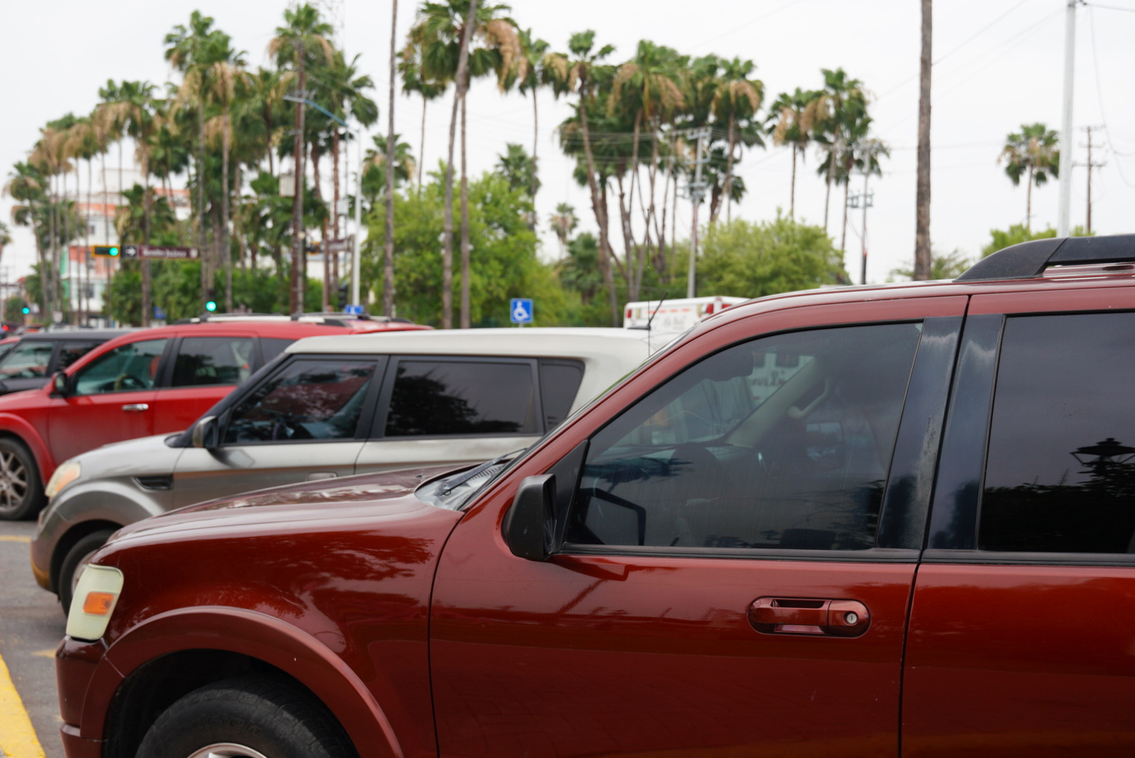 Autos con vidrios muy oscuros o parabrisas estrellados serían sancionados por tránsito