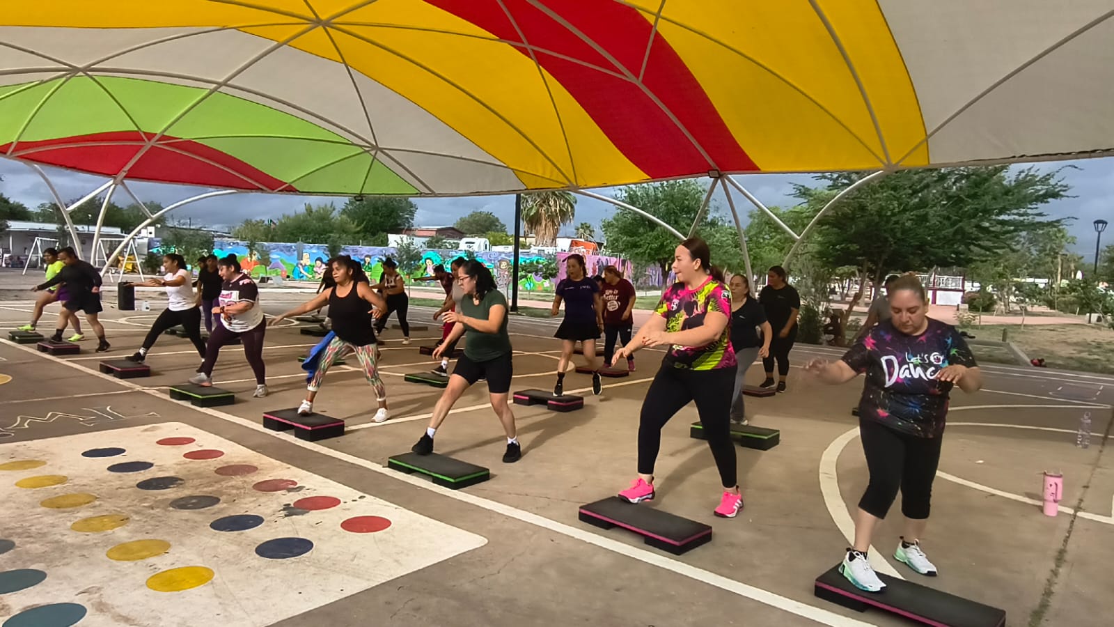 Ofrece gobierno clases gratuitas de Step en plaza de la mujer