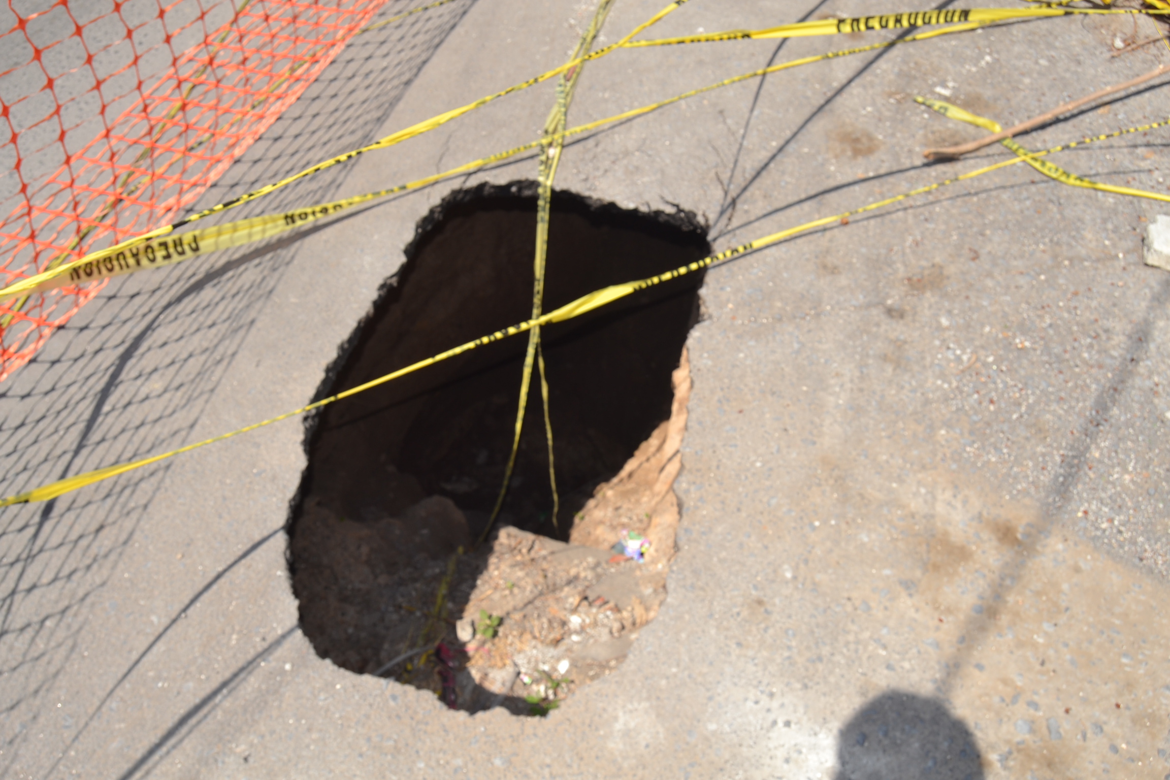 Hundimientos añejos olvidados por Comapa y Obras Públicas; quieren hacerles fiesta de cumpleaños